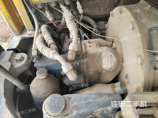 液壓泵艙室正面整體（整機外觀）