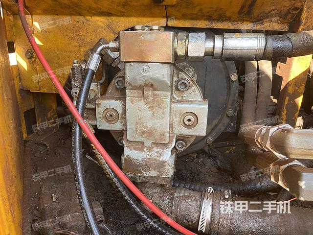 液壓泵艙室正面整體（整機外觀）