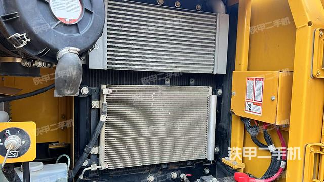 散熱器正面(大件艙室) 散熱器正面(大件艙室)