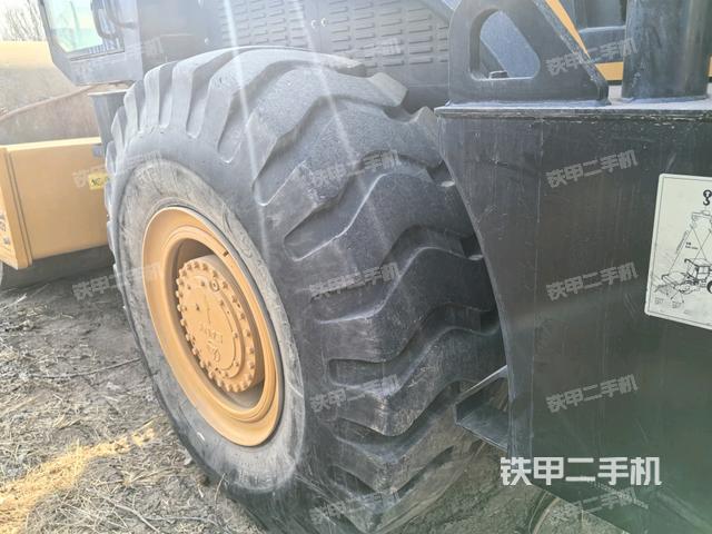 后輪右側(cè)全景（壓路機(jī)前后車架）