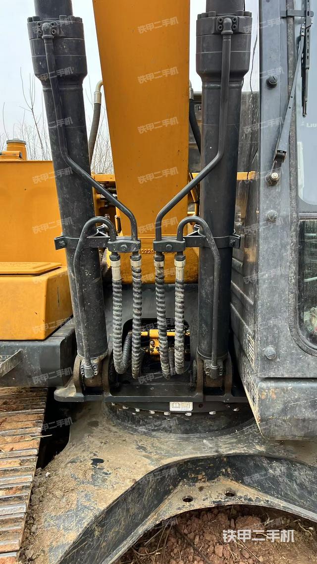 大臂油缸整體?豎拍(工作和回轉(zhuǎn)裝置) 大臂油缸整體?豎拍(工作和回轉(zhuǎn)裝置)