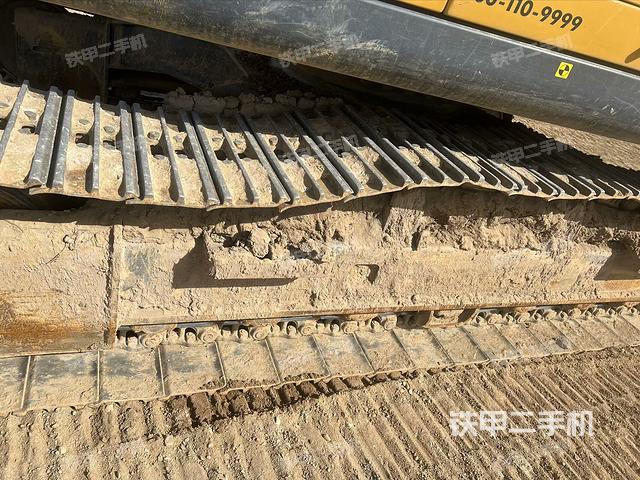 單側(cè)履帶整體(整機(jī)外觀) 單側(cè)履帶整體(整機(jī)外觀)