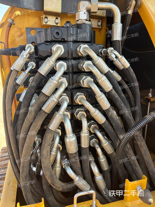 回转马达和主控阀（整机外观）