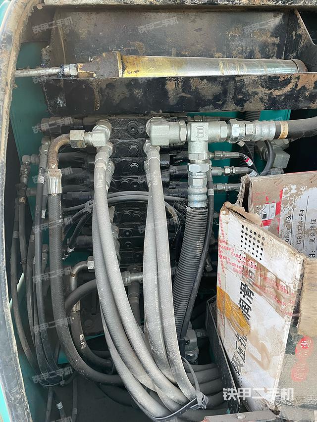 液压泵舱室正面整体（整机外观）