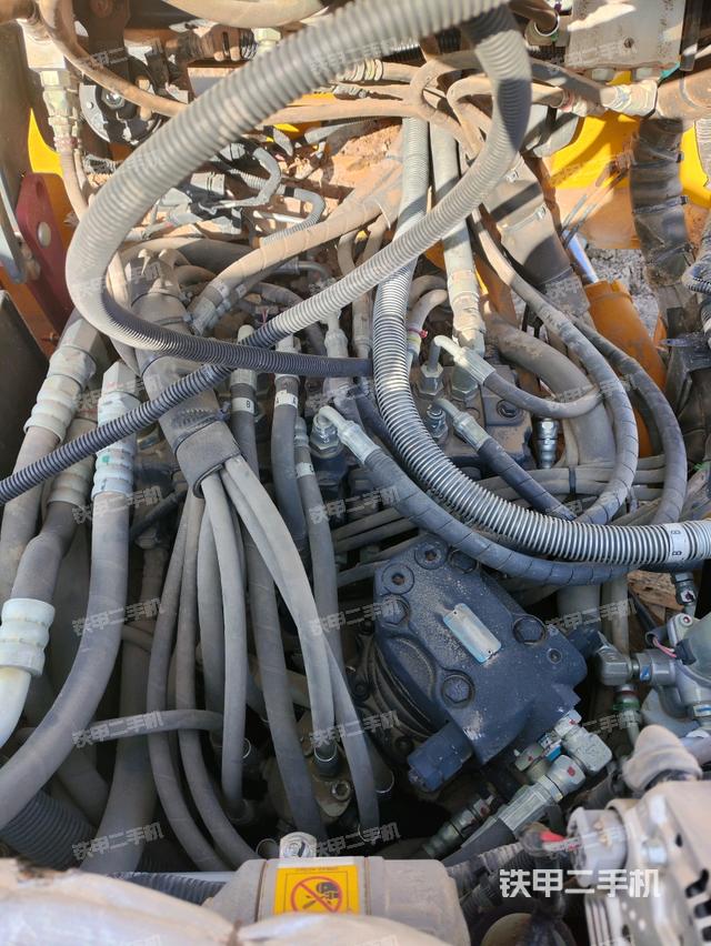 回轉(zhuǎn)馬達(dá)和主控閥（整機(jī)外觀）