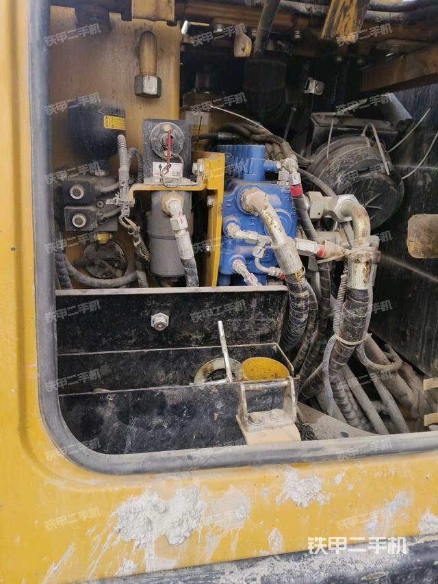 回轉(zhuǎn)馬達(dá)和主控閥(整機(jī)外觀) 回轉(zhuǎn)馬達(dá)和主控閥(整機(jī)外觀)