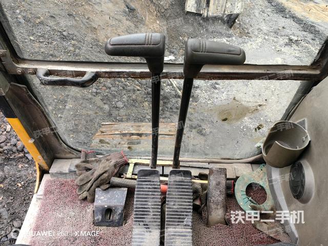 行走控制手柄和踏板?俯拍（駕駛室部分）