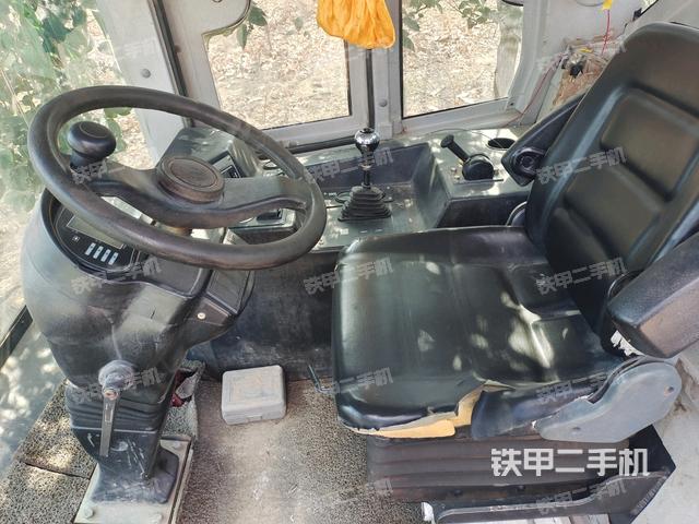 駕駛室側(cè)向上照全景（壓路機(jī)駕駛室）