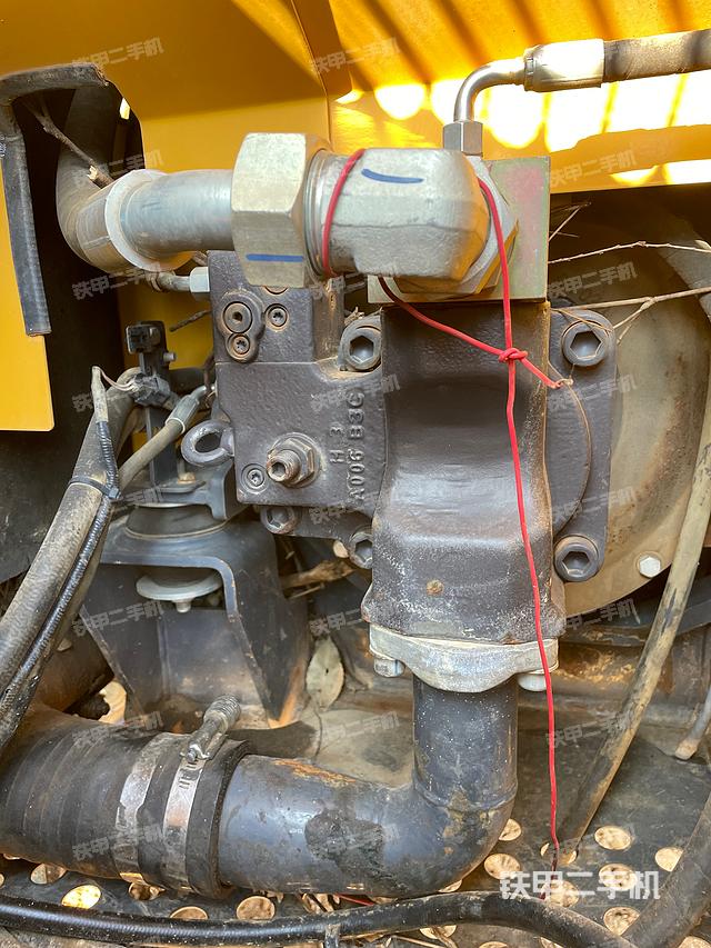 液压泵舱室正面整体（整机外观）