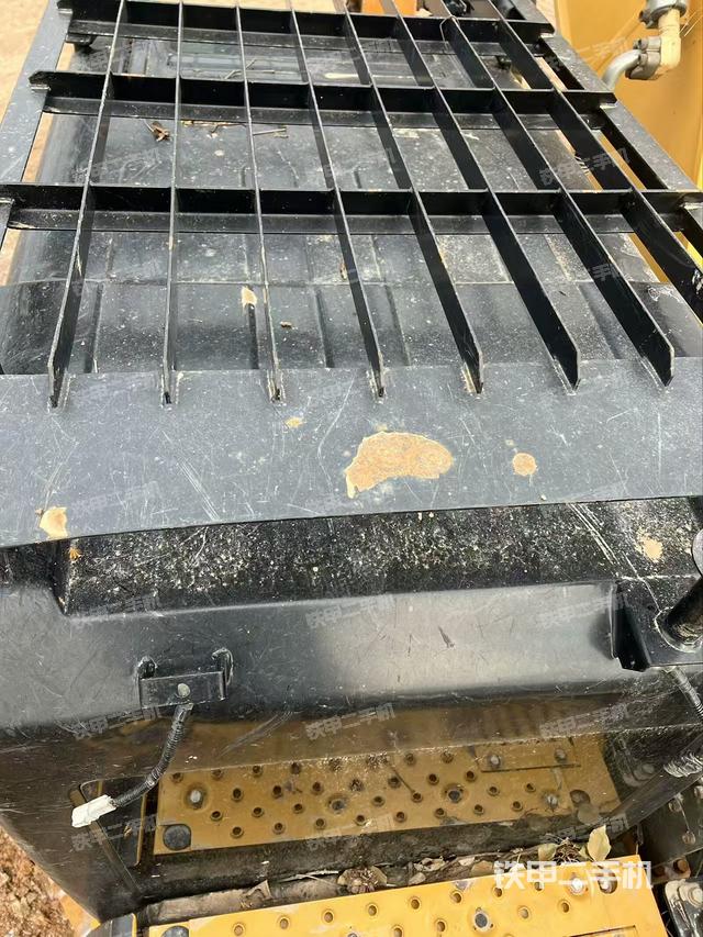 駕駛室頂部(整機(jī)外觀) 駕駛室頂部(整機(jī)外觀)