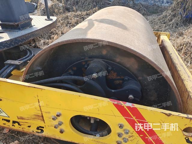 前車(chē)架正右側(cè)（壓路機(jī)前后車(chē)架）