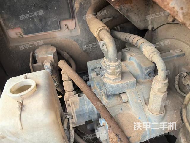 液壓泵艙室正面整體(整機外觀) 液壓泵艙室正面整體(整機外觀)