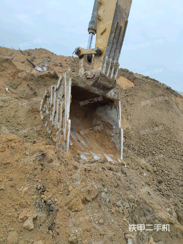 鏟斗右后整體(工作和回轉(zhuǎn)裝置) 鏟斗右后整體(工作和回轉(zhuǎn)裝置)