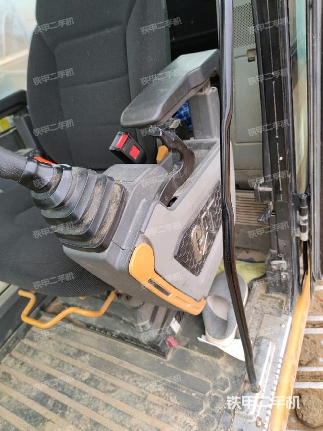 座椅左側(cè)控制臺/音響/含左手柄(駕駛室部分) 座椅左側(cè)控制臺/音響/含左手柄(駕駛室部分)