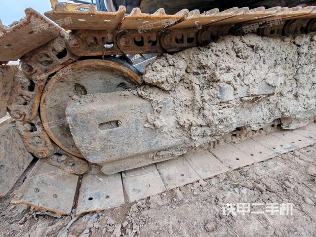 單側(cè)履帶整體(整機(jī)外觀) 單側(cè)履帶整體(整機(jī)外觀)