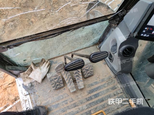 行走控制手柄和踏板?俯拍(駕駛室部分) 行走控制手柄和踏板?俯拍(駕駛室部分)