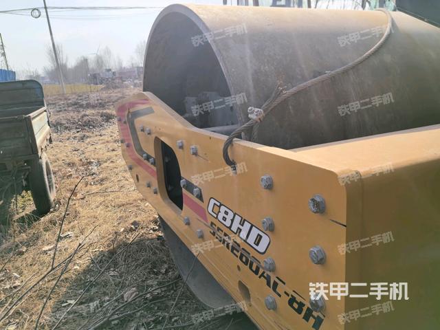 前輪右側(cè)減震塊連接及部件（壓路機(jī)前后車架）