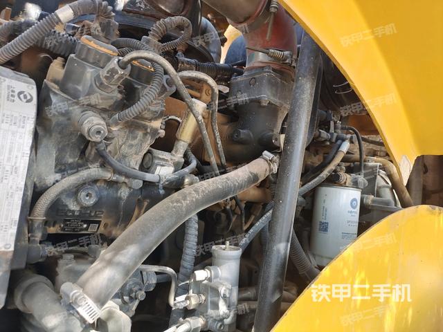 分動(dòng)箱或變速箱（壓路機(jī)發(fā)動(dòng)機(jī)艙）