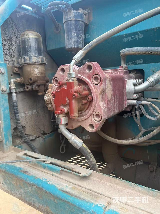 液壓泵艙室正面整體（整機外觀）