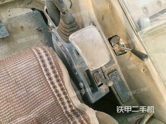 座椅右側(cè)控制臺(tái)/鑰匙門(mén)/油門(mén)/含右手柄（駕駛室部分）