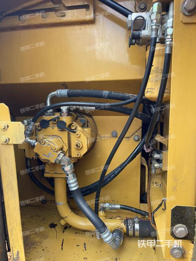 液压泵舱室正面整体（整机外观）