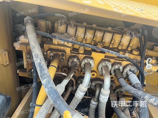 回轉(zhuǎn)馬達(dá)和主控閥（整機(jī)外觀）