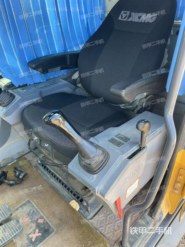 駕駛室整體(整機(jī)外觀) 駕駛室整體(整機(jī)外觀)