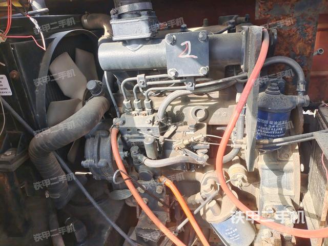 發(fā)動(dòng)機(jī)左側(cè)全景（壓路機(jī)發(fā)動(dòng)機(jī)艙）