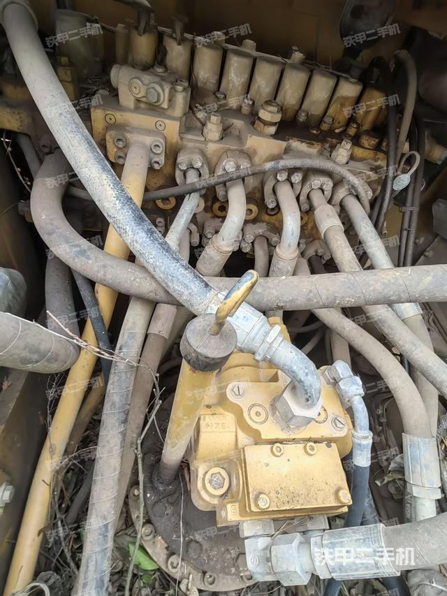 回转马达和主控阀（整机外观）