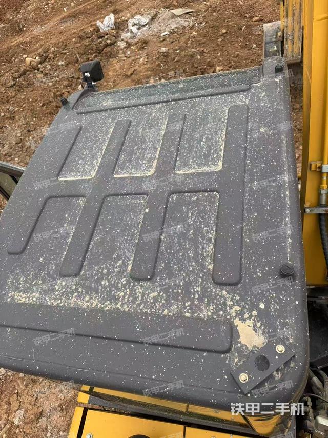 駕駛室頂部(整機(jī)外觀) 駕駛室頂部(整機(jī)外觀)