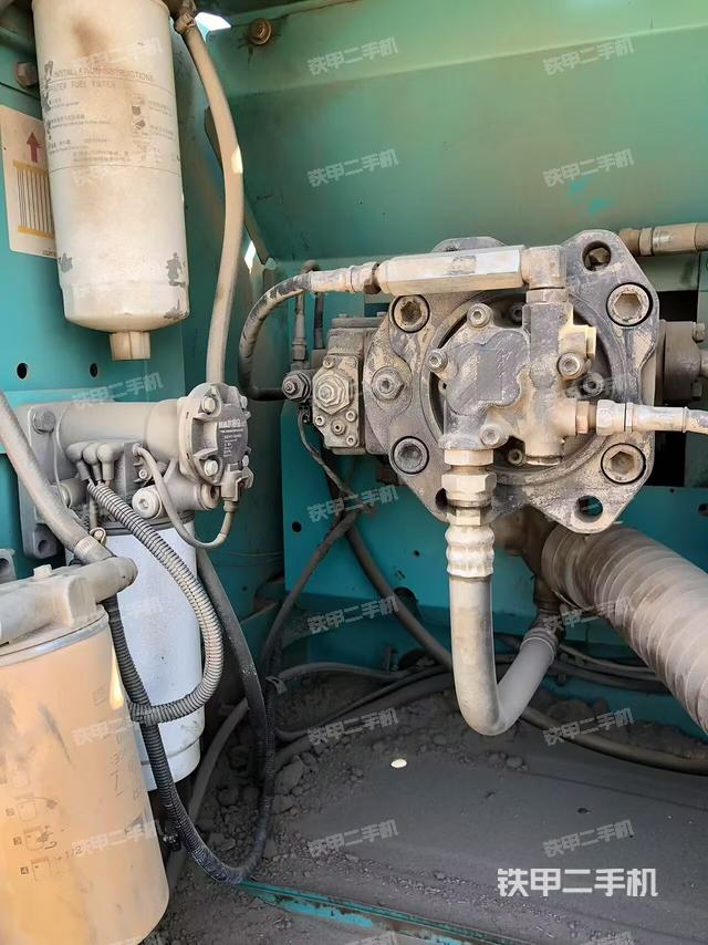 液壓泵艙室正面整體(整機外觀) 液壓泵艙室正面整體(整機外觀)