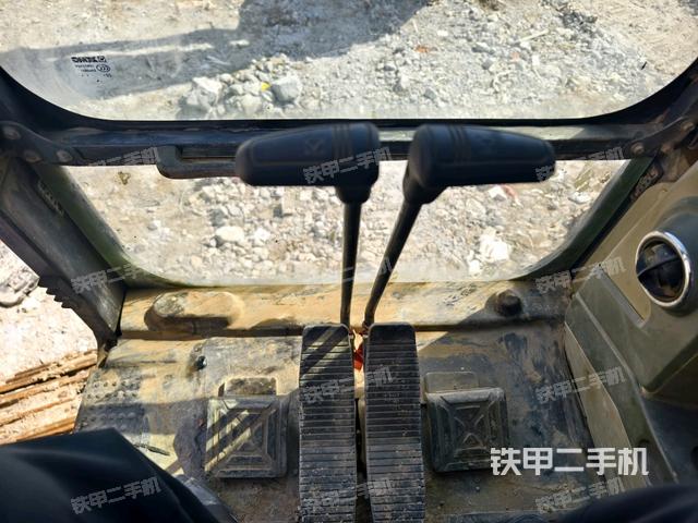 行走控制手柄和踏板?俯拍（駕駛室部分）