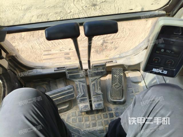 行走控制手柄和踏板?俯拍(駕駛室部分) 行走控制手柄和踏板?俯拍(駕駛室部分)