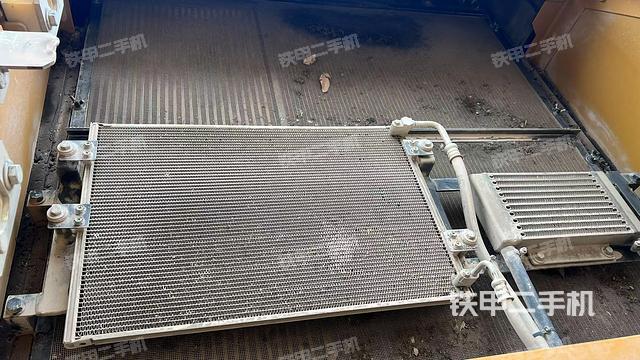 散熱器正面(大件艙室) 散熱器正面(大件艙室)