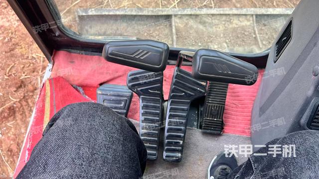 行走控制手柄和踏板?俯拍（駕駛室部分）