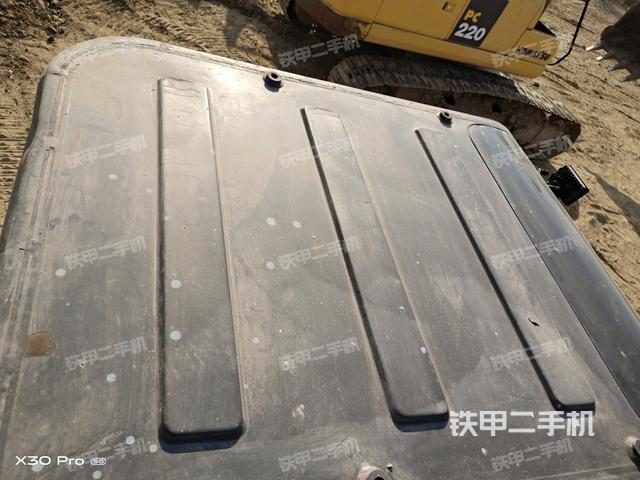 駕駛室頂部(整機(jī)外觀) 駕駛室頂部(整機(jī)外觀)