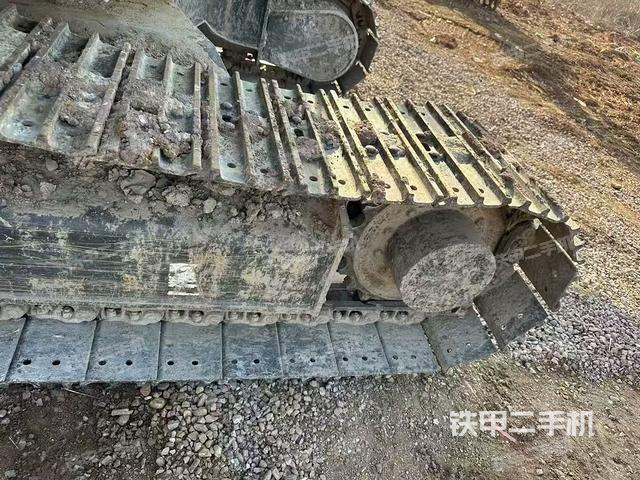 單側(cè)履帶整體(整機(jī)外觀) 單側(cè)履帶整體(整機(jī)外觀)