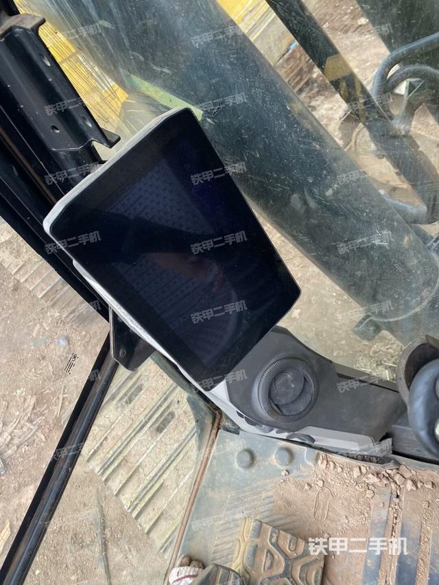 行走控制手柄和踏板?俯拍（駕駛室部分）