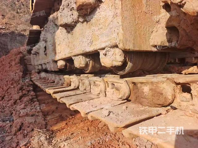 單側(cè)履帶整體(整機(jī)外觀) 單側(cè)履帶整體(整機(jī)外觀)