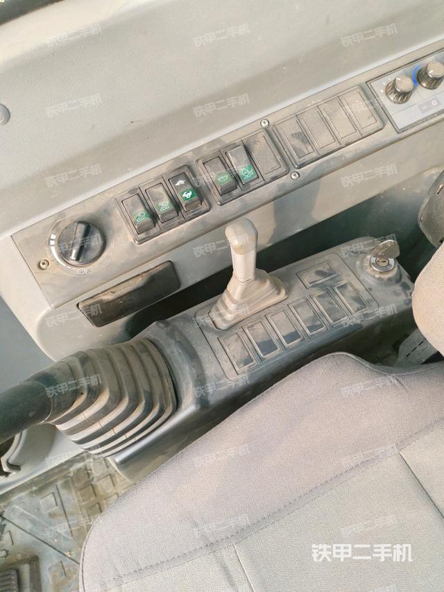 座椅右側(cè)控制臺/鑰匙門/油門/含右手柄（駕駛室部分）