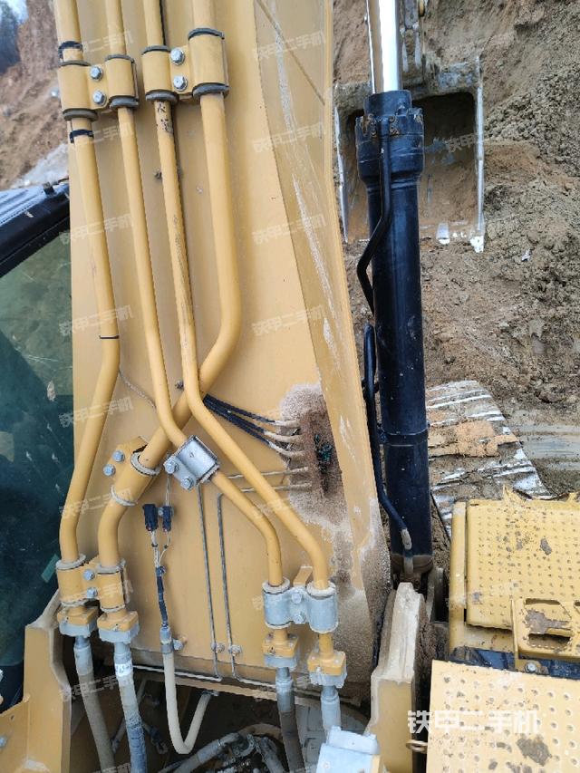 大臂背部俯視(工作和回轉(zhuǎn)裝置) 大臂背部俯視(工作和回轉(zhuǎn)裝置)