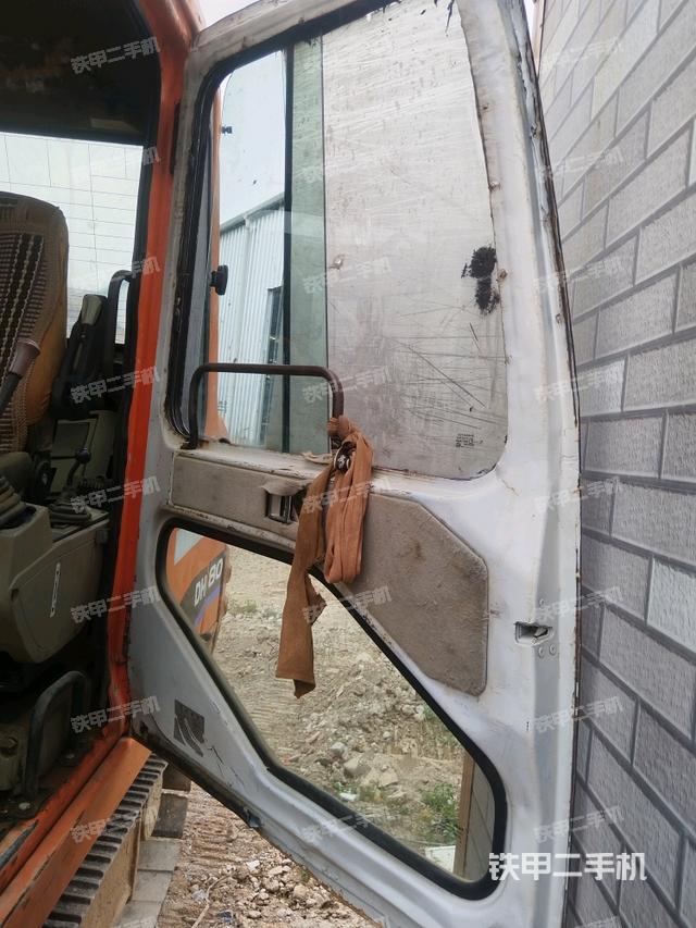 行走控制手柄和踏板 俯拍（驾驶室部分）