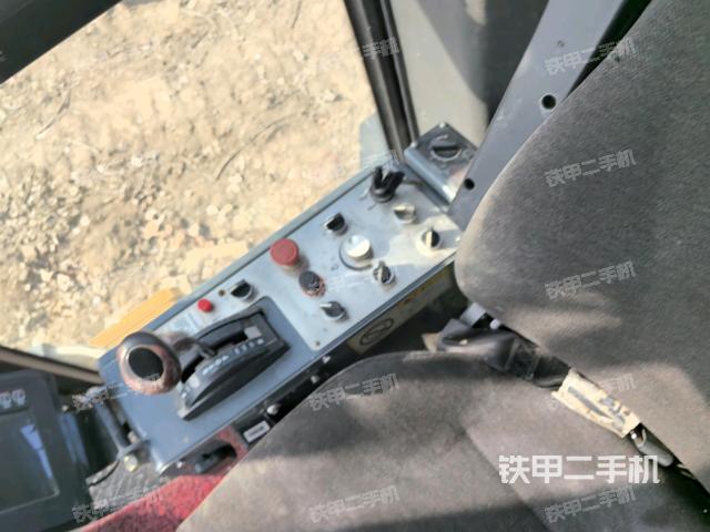 駕駛室頂蓬內(nèi)（壓路機(jī)駕駛室）