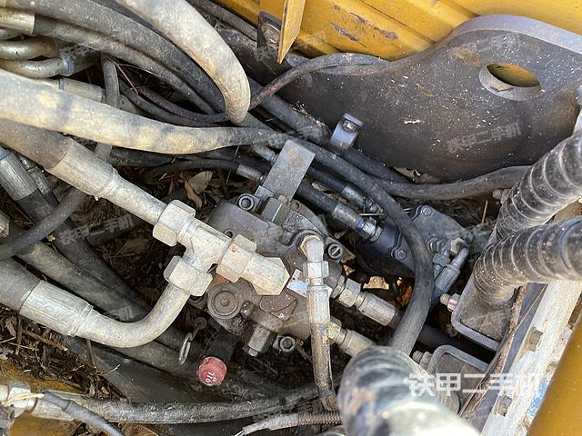 回转马达和主控阀（整机外观）