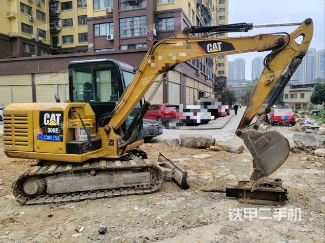 卡特彼勒CAT®305.5E2 小型液压挖掘机的设备实拍-第3张实拍照片