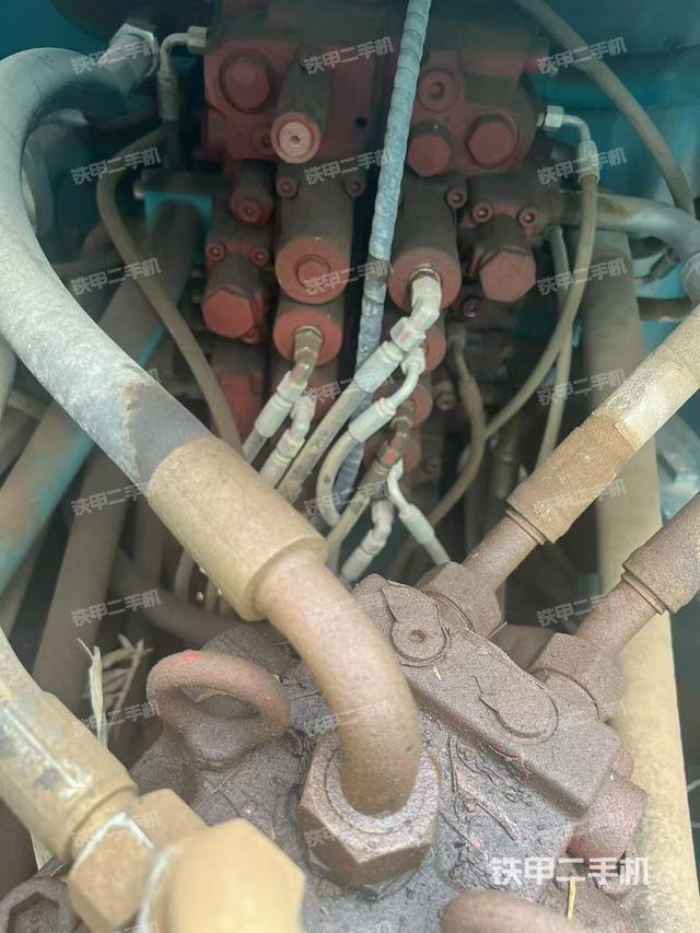 回轉馬達和主控閥（整機外觀）