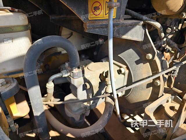 液压泵舱室正面整体（整机外观）