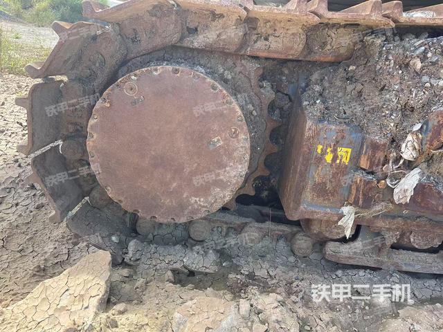 單側(cè)履帶整體(整機(jī)外觀) 單側(cè)履帶整體(整機(jī)外觀)