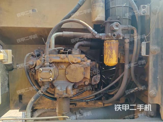 液压泵舱室正面整体（整机外观）