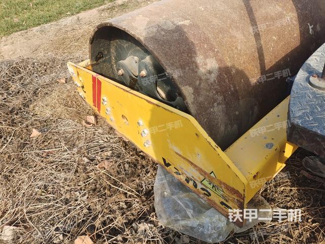 前輪右側(cè)減震塊連接及部件（壓路機(jī)前后車(chē)架）